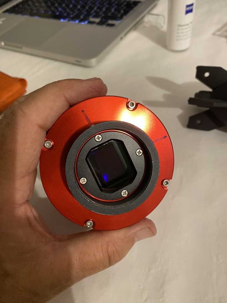 Cos de la ZWO ASI294MM Pro amb el conjunt frontal retirat per accedir a la cambra del sensor