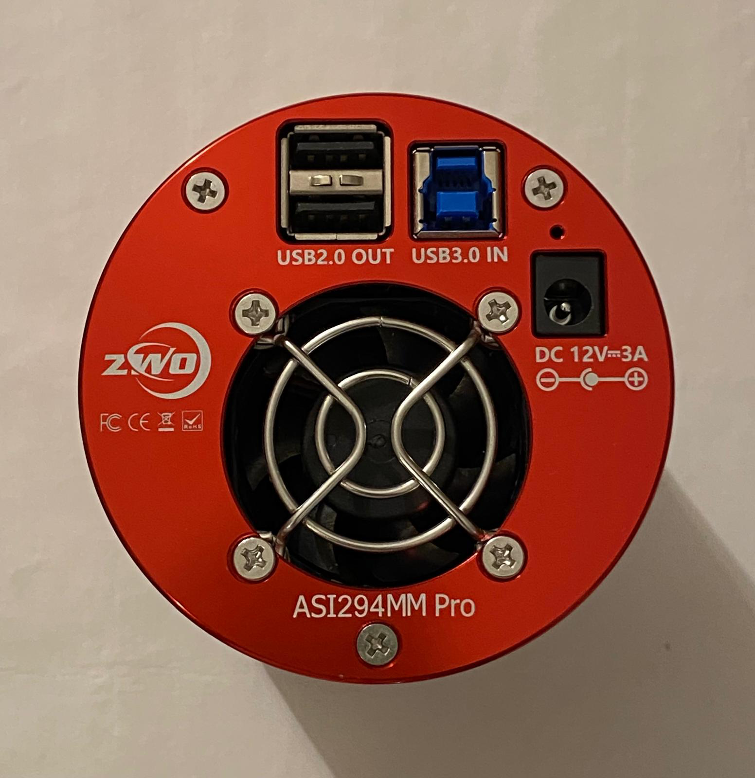 Vista posterior de la ZWO ASI294MM Pro amb el ventilador, les connexions USB i l’entrada d’alimentació de 12 V