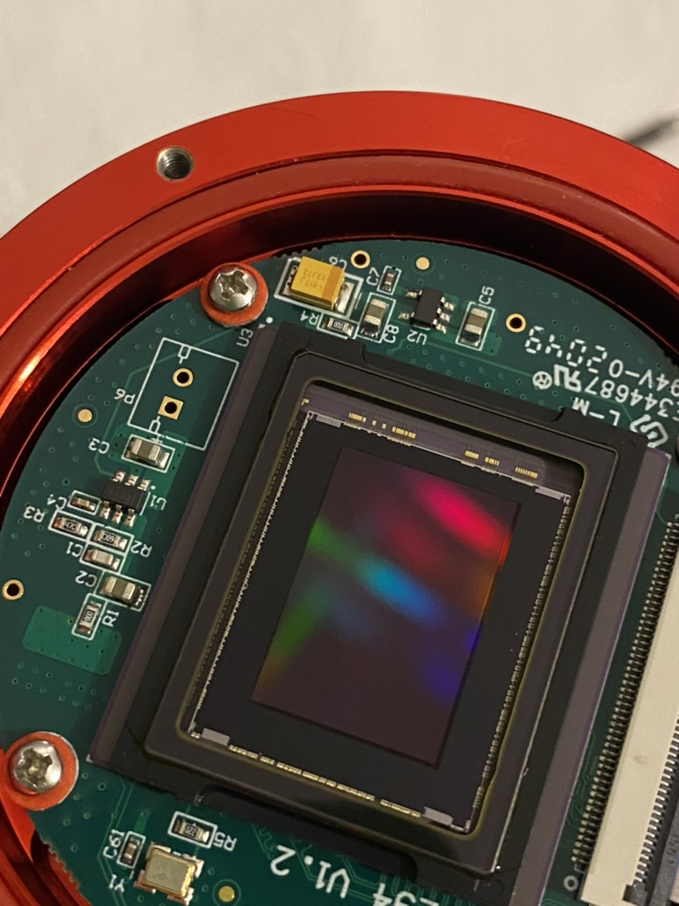 Detall del sensor monocrom de la ZWO ASI294MM Pro dins del cos de la càmera