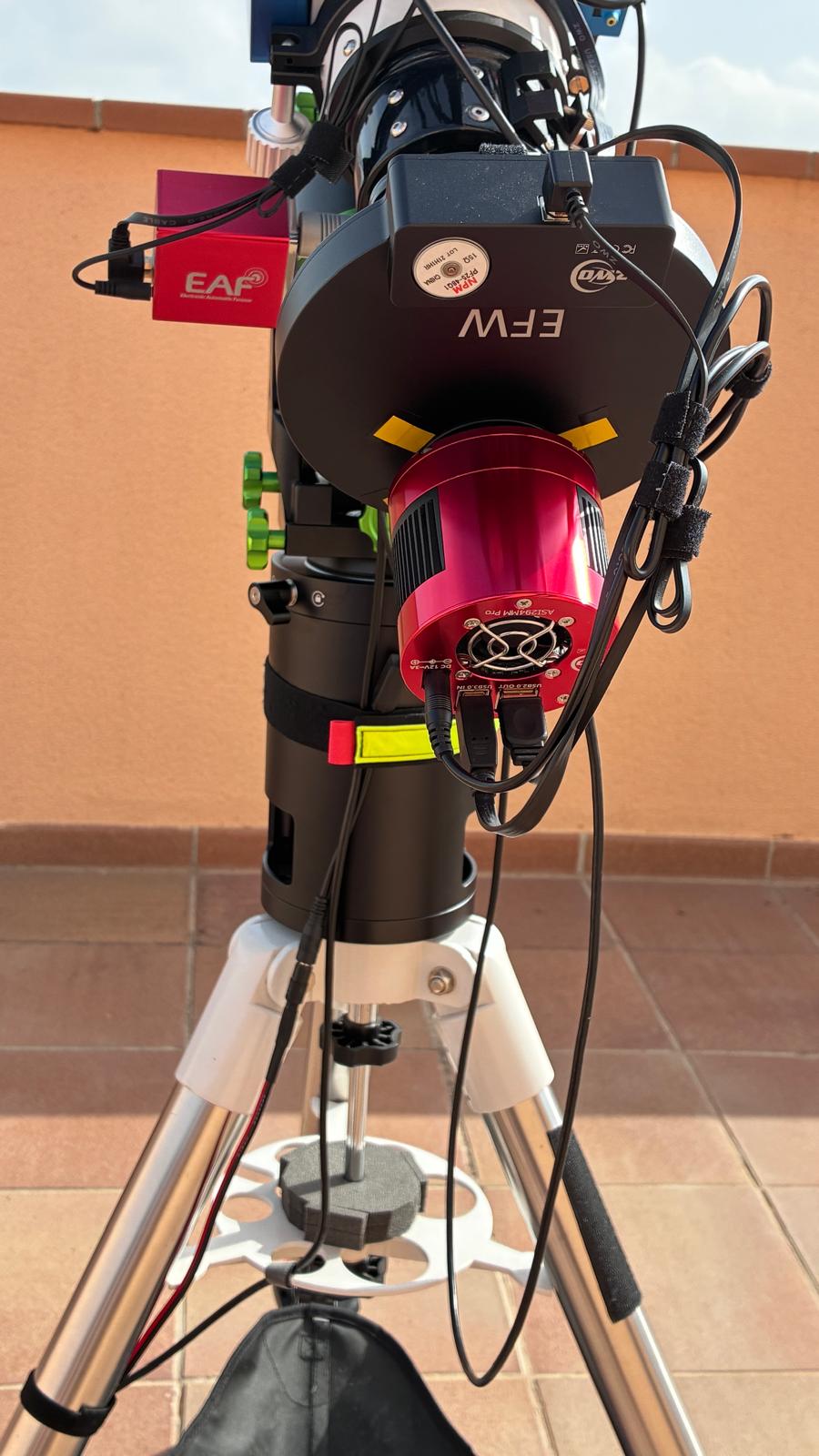 Càmera principal ZWO ASI294MM Pro refrigerada amb la roda portafiltres EFW i el motor EAF visibles