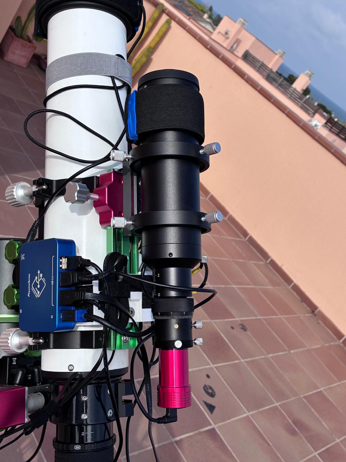 Càmera de guiatge monocroma ZWO ASI220MM Mini connectada al tub Svbony SV106 en el muntatge