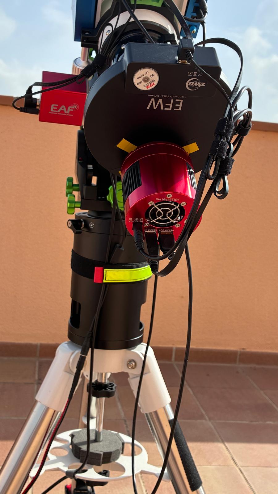 Detall de la roda portafiltres ZWO EFW entre el motor EAF i la càmera principal