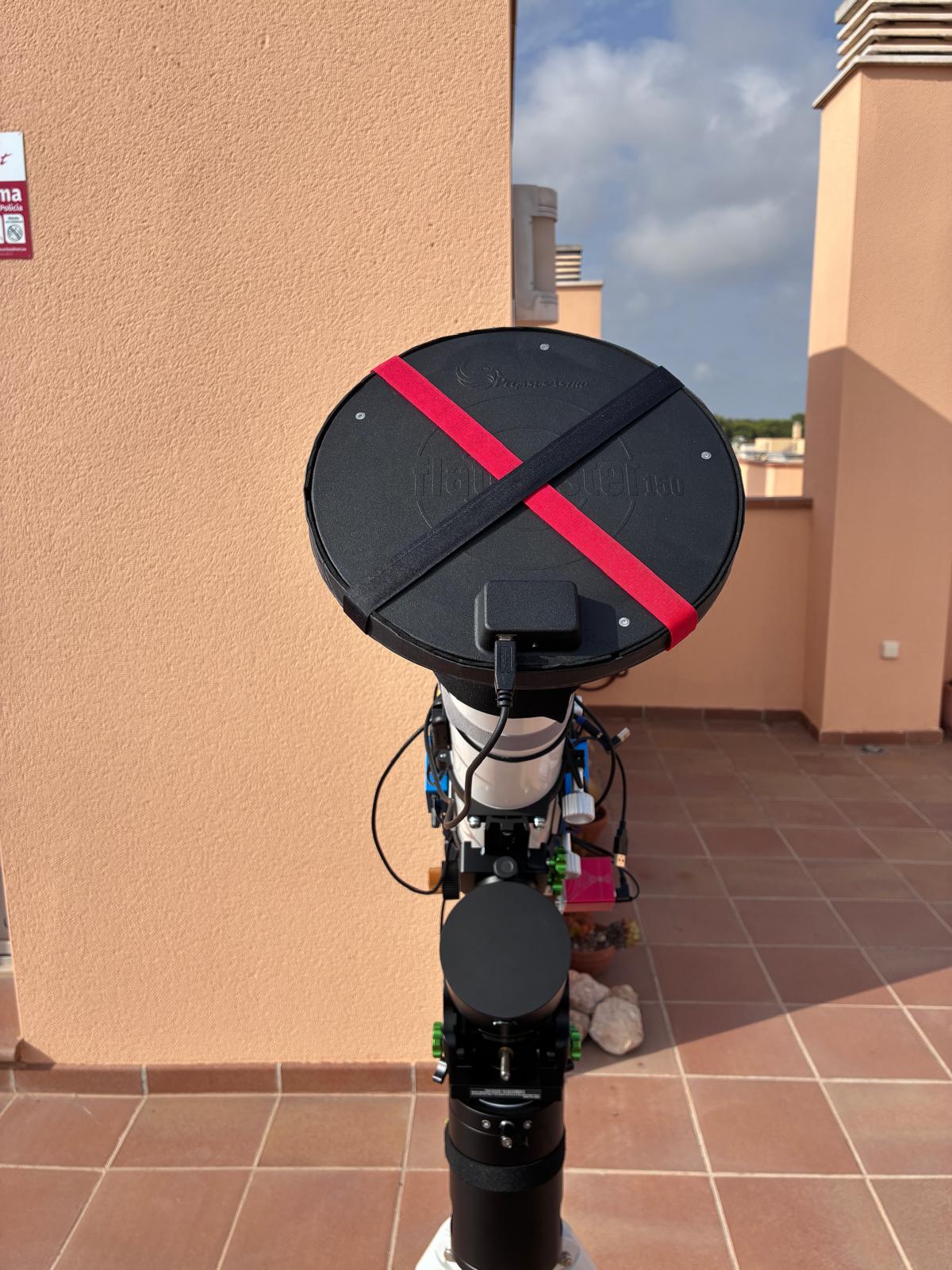 Vista del FlatMaster 150L amb les cintes de subjecció, l’adaptador artesanal i la connexió mini-USB