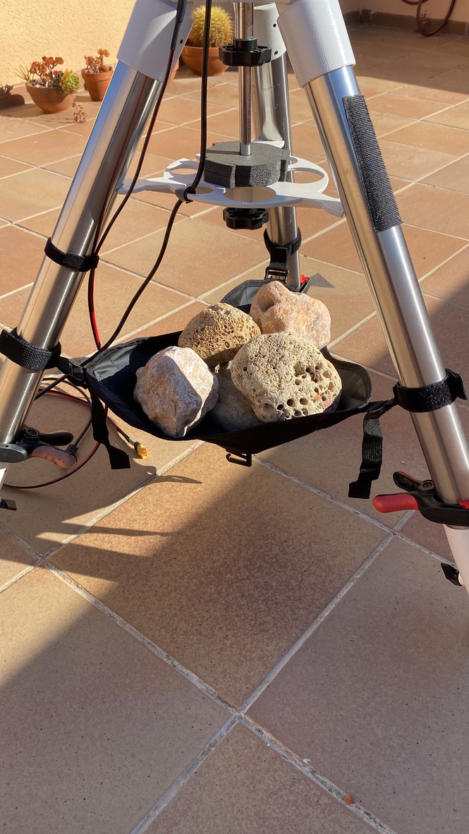 Bossa inferior del trípode carregada amb pedres utilitzades com a llast