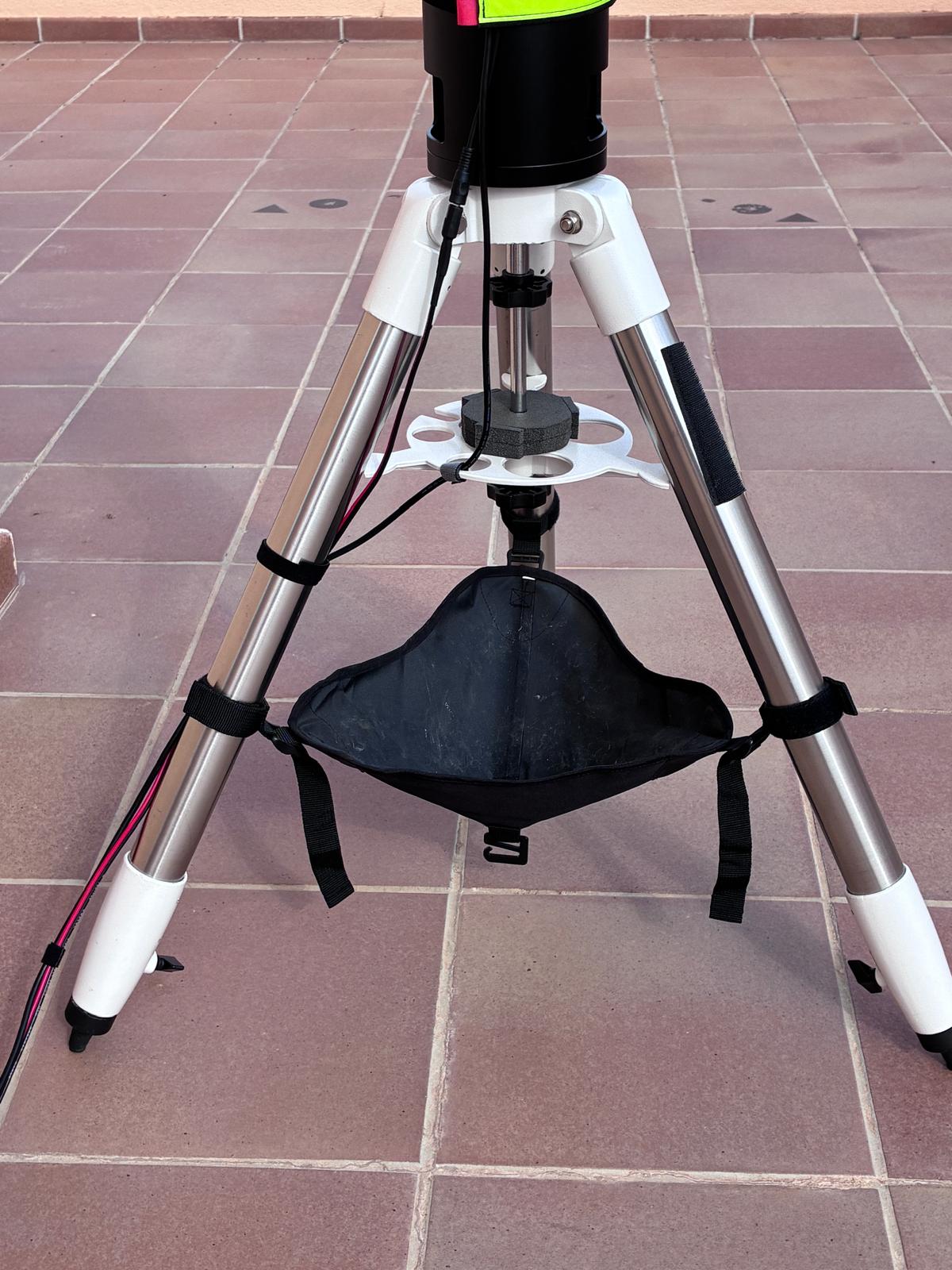 Detall de les potes del trípode HEQ-5 i del suport triangular inferior amb la bossa de llast